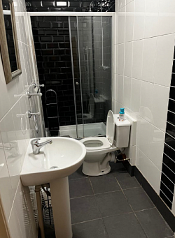 Clean tidy modern bathroom